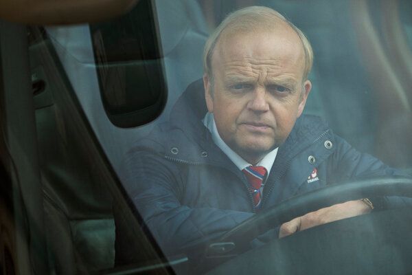 Ο Toby Jones πρωταγωνιστεί ως οδηγός τουριστικού λεωφορείου που αναγκάζεται να φύγει από τη ζώνη άνεσής του στο Don
