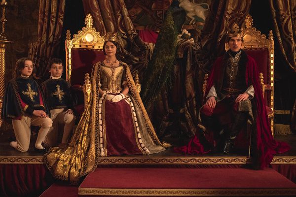 Jenna Coleman e Tom Hughes em Victoria na PBS.