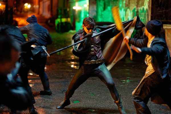 Dans Titans, Robin (Brenton Thwaites) a quitté Batman et est devenu un détective de la police de Detroit.
