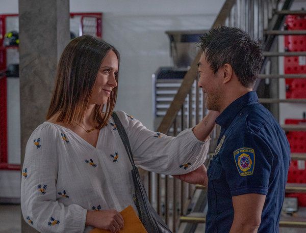 Дженифър Лав Хюит и Кенет Чой в 9-1-1.