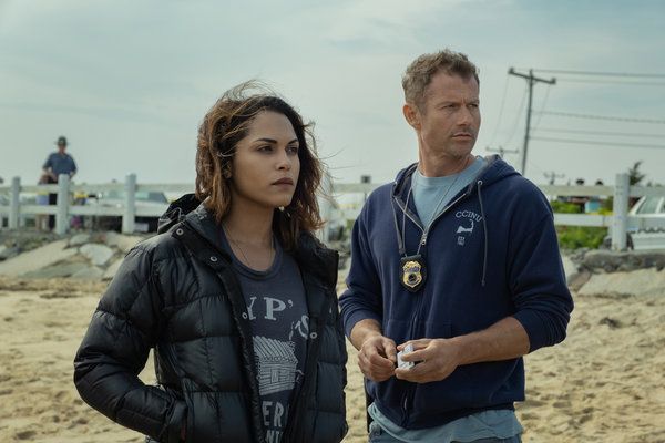 Monica Raymund et James Badge Dale à Hightown.