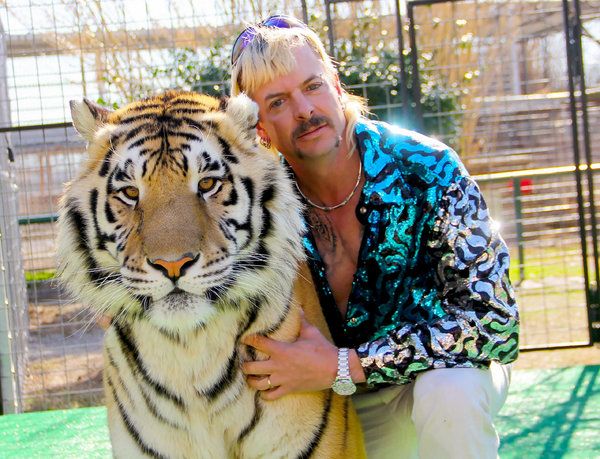 Joe Maldonado-Passage, conocido como Joe Exotic, en la serie de Netflix Tiger King. Él y otros cuidadores de animales exóticos de la serie construyeron mundos propios, marcados por una estética sorprendente e influenciada por los animales.