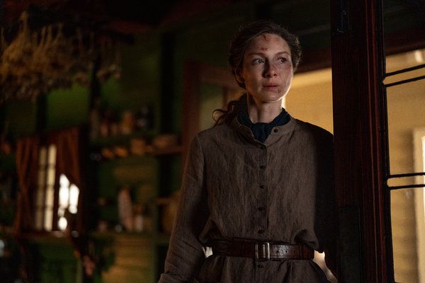 Claire (gespielt von Caitriona Balfe) erlitt im Finale der fünften Staffel von Outlander, dem jüngsten von mehreren größeren sexuellen Gewalttaten, die in der Serie dargestellt wurden, einen schrecklichen sexuellen Übergriff.