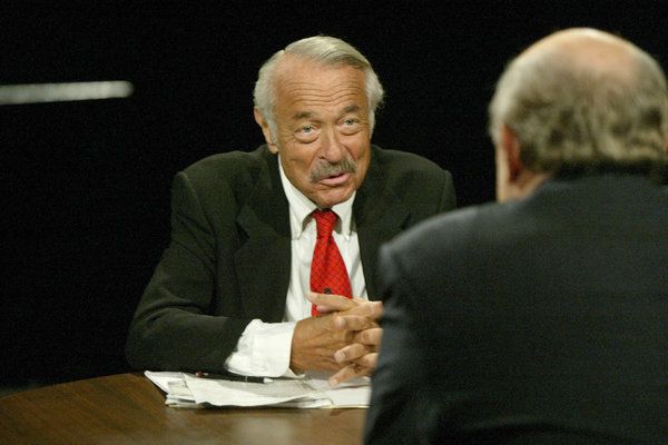 Ričards D. Hefners, pa kreisi, ilgu laiku vadīja sabiedrisko attiecību šova The Open Mind kopā ar viesi Floidu Abramsu 2003. gadā.