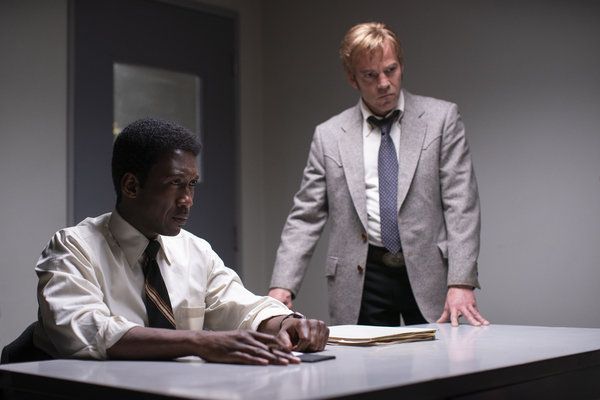Mahershala Ali, solda ve Stephen Dorff, True Detective
