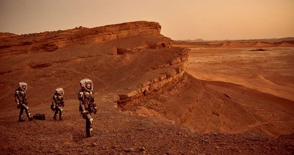 Marsas įterpia dokumentinių dalių į dramatišką pasakojimą apie ekspediciją į raudonąją planetą 2033 m.