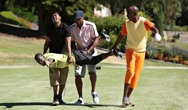 Filmā Real Husbands of Hollywood no kreisās puses Niks Kanons, Boriss Kodžo un Dž. B. Smūvs nes Kevinu Hārtu.