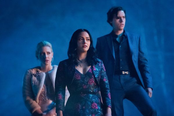왼쪽부터 Lili Reinhart, Camila Mendes 및 Cole Sprouse가 Archie 만화에서 섹시하고 과도하게 회전하는 Riverdale의 한 장면에서.