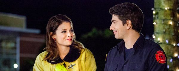 Kimberly Sustad och Brandon Routh i The Nine Lives of Christmas, en Hallmark-film baserad på en Sheila Roberts-roman.