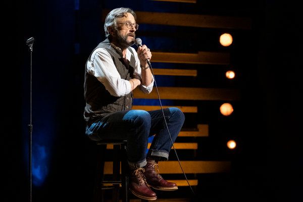 Maron ist der seltene Standup, der in seiner Arbeit große existenzielle Fragen stellt.