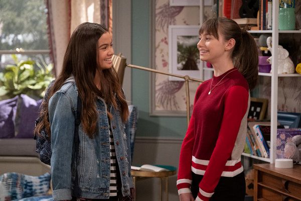 Siena Agudong, lijevo, i Lauren Lindsey Donzis u filmu No Good Nick.