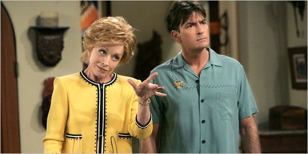 Holland Taylor, na vrhu s Charliejem Sheenom u filmu ??Dva i pol muškarca??