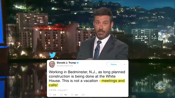 Jimmy Kimmelis sakė supratęs, kad prezidentas Trumpas sunkiai dirba. Jis sakė, kad tik vakar jis tarpininkavo taikos susitarimui tarp golfo aikštyno aikštelės prižiūrėtojo ir kai kurių goferių.