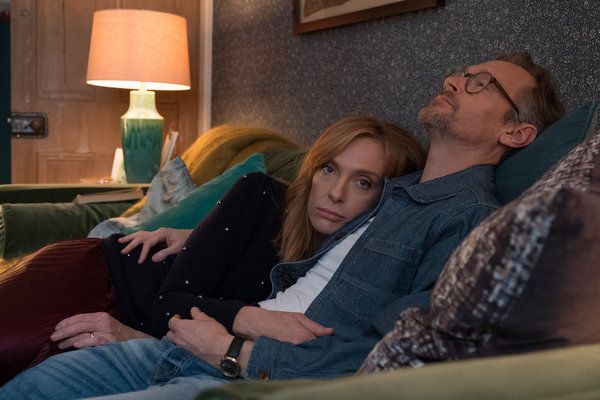 I Wanderlust spelar Toni Collette och Steven Mackintosh ett gift par som längtar efter något mer.
