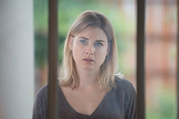 Alexandra Breckenridge v The Walking Dead.