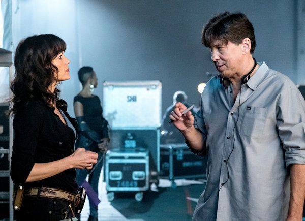 Carla Gugino e Cameron Crowe durante le riprese di Roadies.