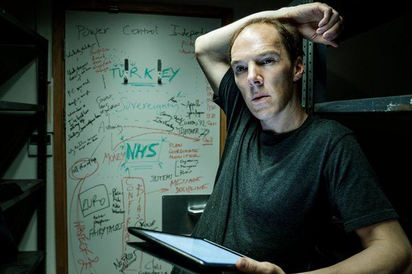 Benedict Cumberbatch în rolul lui Dominic Cummings în Brexit: The Uncivil War. Cummings a condus campania de scoatere a Marii Britanii din Uniunea Europeană înaintea referendumului din 2016.