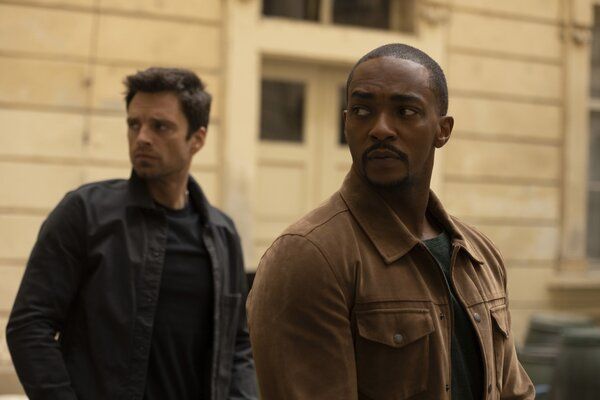 Anthony Mackie e Sebastian Stan em O Falcão e o Soldado Invernal.