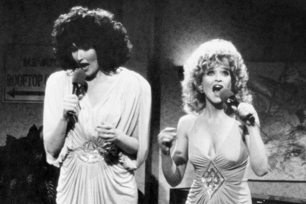 Nora Dunn ซ้าย และ Jan Hooks ใน S.N.L. ในปี 1989