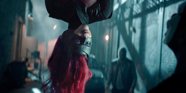 El papel de Javicia Leslie en Batwoman de CW es su primer protagonista en una serie de televisión importante, y realizó muchas de sus propias acrobacias. Me encanta estar arriba, como a 50 pies en el aire, dijo.