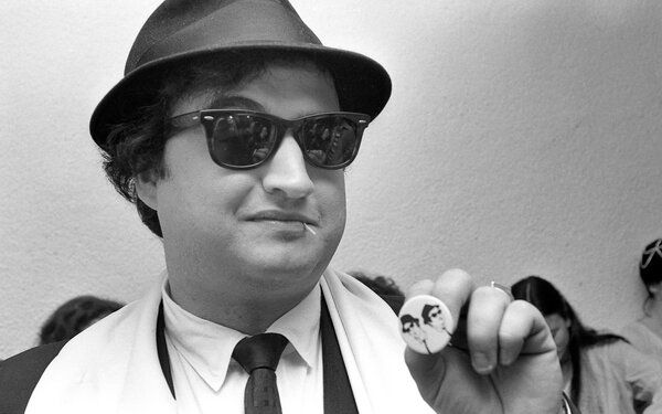 Belushi en el apogeo de su fama, como la mitad de los Blues Brothers con Dan Aykroyd.