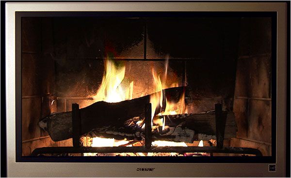 По телевизору транслируется видеоролик Ambient Fire.