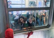 Atlin Mitchell (no canto inferior esquerdo) e Vanessa Hudgens em Powerless.