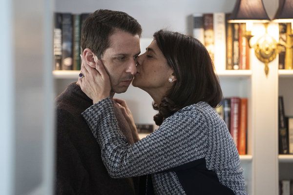 Джеръми Стронг и Хиам Абас в сцена от премиерата на сезон 2 на Наследството
