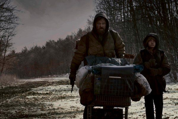 Viggo Mortensen, lijevo, i Kodi Smit-McPhee u The Road.