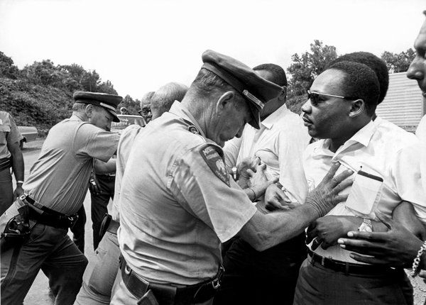 Rev. Dr. Martin Luther King Jr., till höger, som sett i King in the Wilderness.