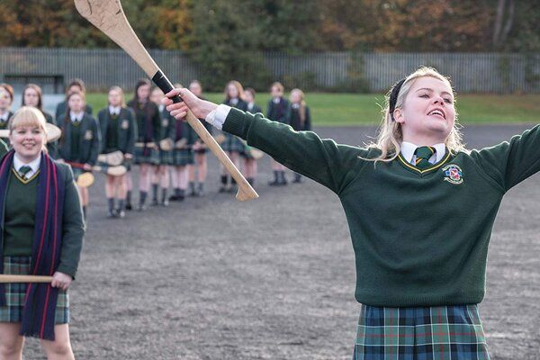 Saoirse-Monica Jackson, dreapta, o interpretează pe adolescenta idealistă Erin Quinn în Derry Girls, care urmărește viața unui grup de eleve la o școală de fete din Irlanda de Nord în anii 1990.