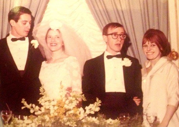 Mickey Rose, dro, i bryllupet hans med bruden Judith og bestemannen hans, Woody Allen. Skuespillerinnen Louise Lasser er til høyre.