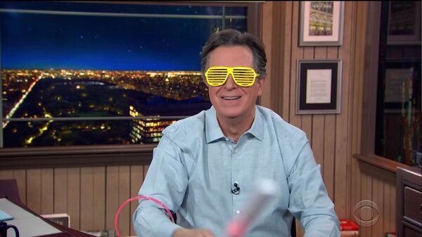 Stephen Colbert, ki posnema trdožive vzmetne lomilce.