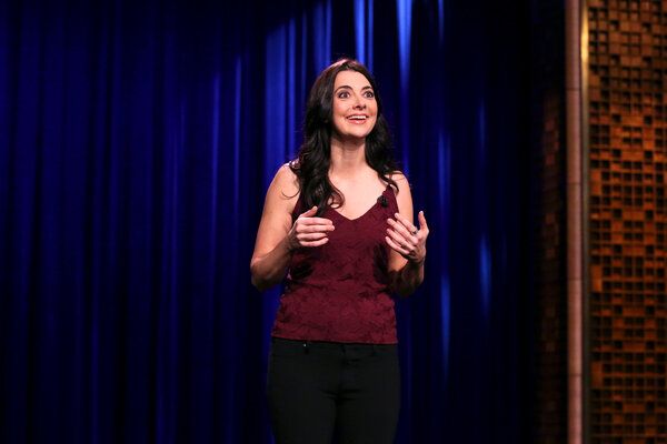 Carmen Lynch scherza sul suo ragazzo più grande al The Tonight Show all