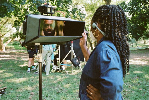 De regisseur Kamilah Forbes en cast tijdens de opnames van Between the World and Me.