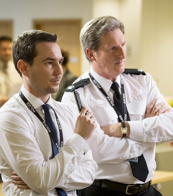 Martin Compston, izquierda, y Adrian Dunbar en Line of Duty, una serie de BBC2 disponible en línea.