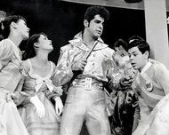 Dick Gautier som den forfengelige Conrad Birdie i Broadway-musikalen Bye Bye Birdie fra 1960.