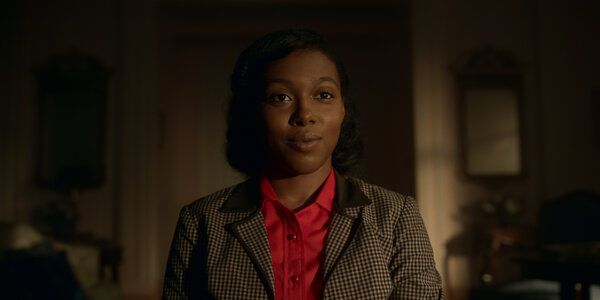 Ethelrida (E’myri Crutchfield) har en plan. Loy lyssnar.