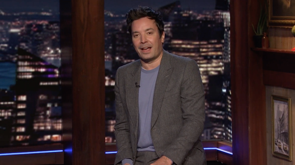 Jimmy Fallon z The Tonight Show sa pripojil k ďalším nočným hostiteľom, ktorí kritizovali prezidenta Trumpa za to, že po utorkovom zhromaždení v Omahe uviazli priaznivcov pri teplotách takmer pod bodom mrazu.
