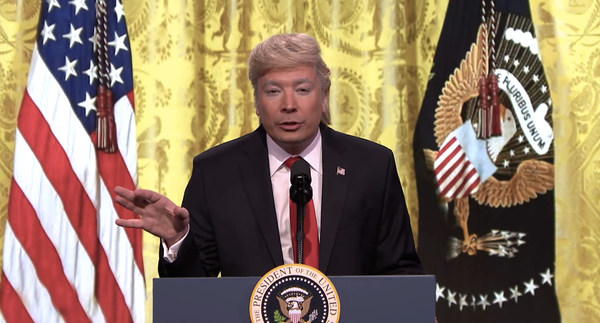 Jimmy Fallon avaa The Tonight Shown presidentti Trumpina. Olemme edistyneet paljon, hän sanoi. Itse asiassa, jos kysyt joltain amerikkalaalta, he sanovat, että olen onnistunut saamaan viimeiset neljä viikkoa tuntumaan neljältä vuodelta.