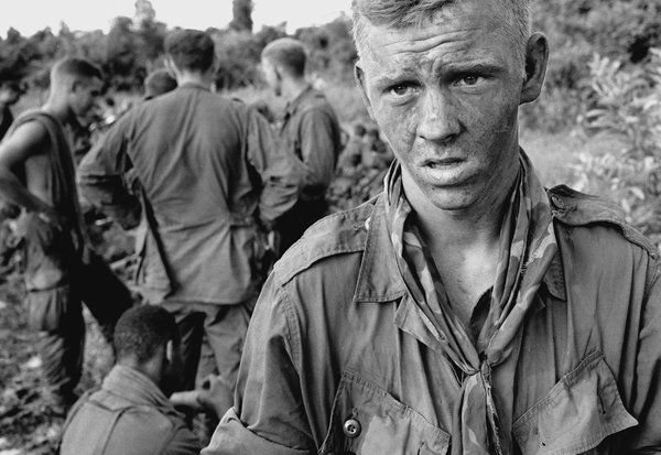 Parašutista zo 173. výsadkovej brigády po prestrelke v júli 1966 vo filme Kena Burnsa a Lynn Novick Vietnamská vojna.