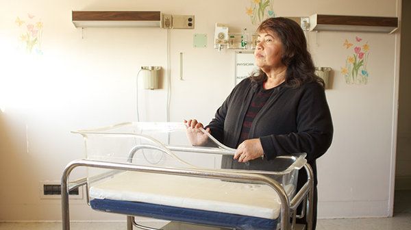 Dokumentaalfilmis No Más Bebés naaseb Maria Figueroa Los Angelese haigla sünnitusosakonda, kus ta steriliseeriti.