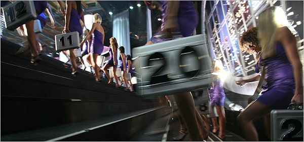 Dietro le quinte con i modelli porta-valigie di ??Deal or No Deal.?? Sebbene nessun concorrente abbia vinto il primo premio da $ 1 milione nei suoi due anni e mezzo, lo spettacolo è un successo senza riserve.