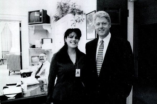 Presidente Bill Clinton com Monica Lewinsky na Casa Branca em 1995.