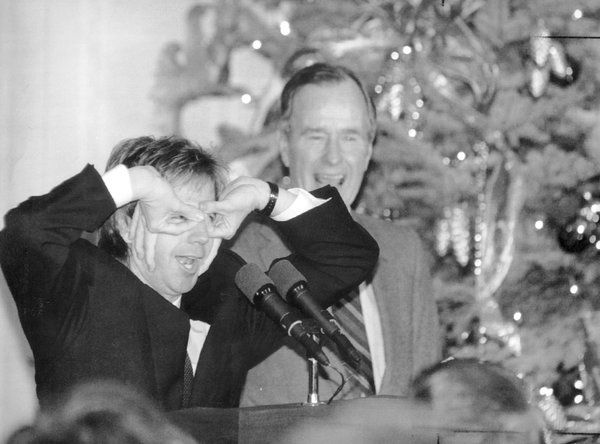 Dana Carvey donio je svoje lažno predstavljanje predsjednika Georgea H.W. Bush iz Saturday Night Live u Bijelu kuću u prosincu 1992. Njih dvoje su ostali prijatelji.