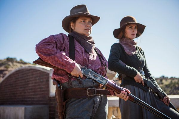 Мерит Уевър, вляво, и Мишел Докъри в уестърн мини-сериал „Без бог“, който пристига в сряда в Netflix.