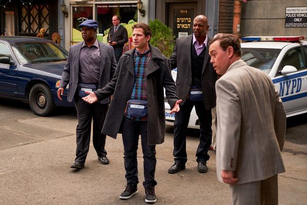 Da sinistra: Andre Braugher, Andy Samberg, Terry Crews e Joe Lo Truglio in Brooklyn Nine-Nine, che avrà una sesta stagione di 13 episodi su NBC dopo che Fox ha rifiutato di rinnovarla.