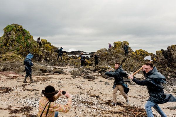 Феновете на Game of Thrones в Ballintoy, Северна Ирландия. Местата за снимане се превърнаха в привличане на туристи и разкриват колко много шоуто и страната са си помагали взаимно.