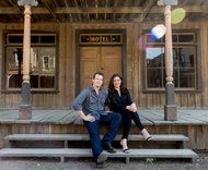 Les showrunners mariés Jonathan Nolan et Lisa Joy sur le tournage de Westworld.