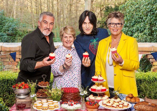 ฤดูกาลใหม่ของ The Great British Bake Off (เป็นที่รู้จักในสหรัฐอเมริกาในชื่อ The Great British Baking Show) เป็นเจ้าภาพโดย Paul Hollywood, Sandi Toksvig, Noel Fielding และ Prue Leith จากทางซ้าย